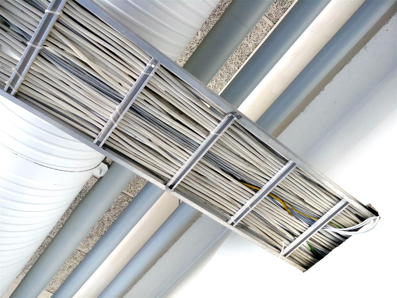 Cable tray carrying bundled electrical cables